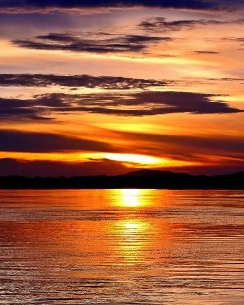 Pôr do sol alaranjado refletido no Rio Araguaia